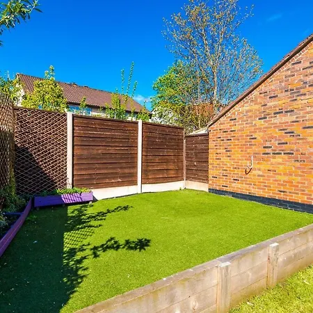 New! Spacious 3-bed By 53 Degrees Property, Ideal For Weekend Guests & Business! Holiday home