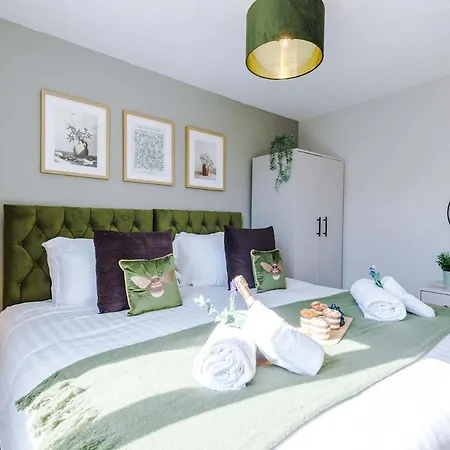 Holiday home New! Spacious 3-bed By 53 Degrees Property, Ideal For Weekend Guests & Business! Manchester