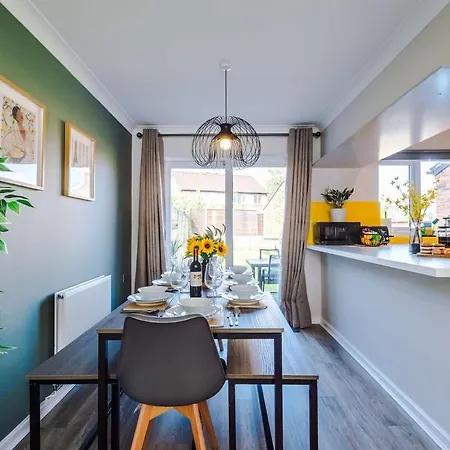New! Spacious 3-bed By 53 Degrees Property, Ideal For Weekend Guests & Business! Manchester