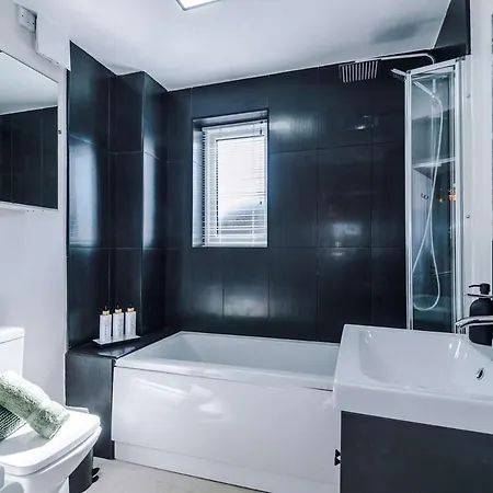 New! Spacious 3-bed By 53 Degrees Property, Ideal For Weekend Guests & Business! *