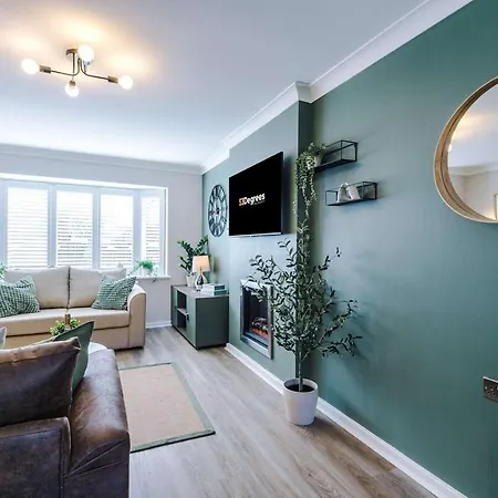 New! Spacious 3-bed By 53 Degrees Property, Ideal For Weekend Guests & Business! Holiday home