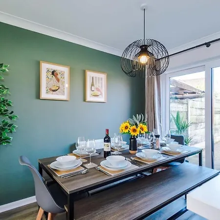 Holiday home New! Spacious 3-bed By 53 Degrees Property, Ideal For Weekend Guests & Business!