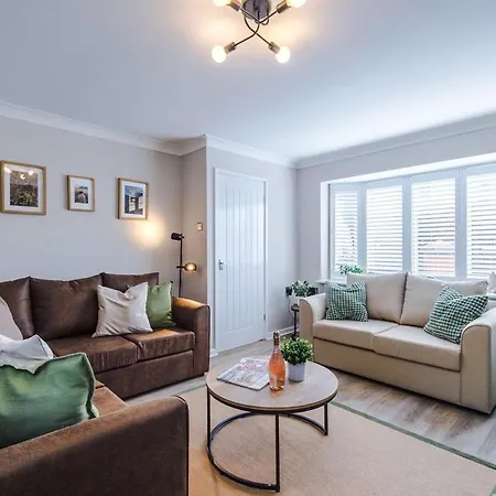 New! Spacious 3-bed By 53 Degrees Property, Ideal For Weekend Guests & Business! Holiday home *