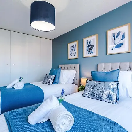 New! Spacious 3-bed By 53 Degrees Property, Ideal For Weekend Guests & Business! Holiday home Manchester