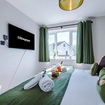 New! Spacious 3-bed By 53 Degrees Property, Ideal For Weekend Guests & Business! Holiday home *