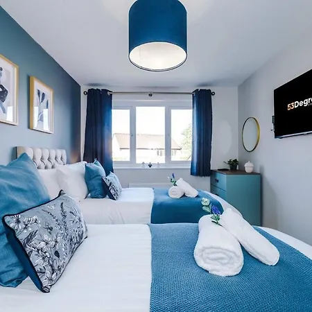 Holiday home New! Spacious 3-bed By 53 Degrees Property, Ideal For Weekend Guests & Business!