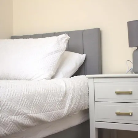 Manchester Stay Hub - 2Br With Free Parking, Near Airport & Attractions *