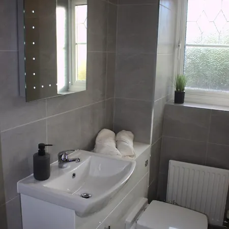Manchester Stay Hub - 2Br With Free Parking, Near Airport & Attractions *
