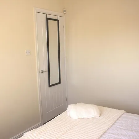Manchester Stay Hub - 2Br With Free Parking, Near Airport & Attractions Holiday home Manchester