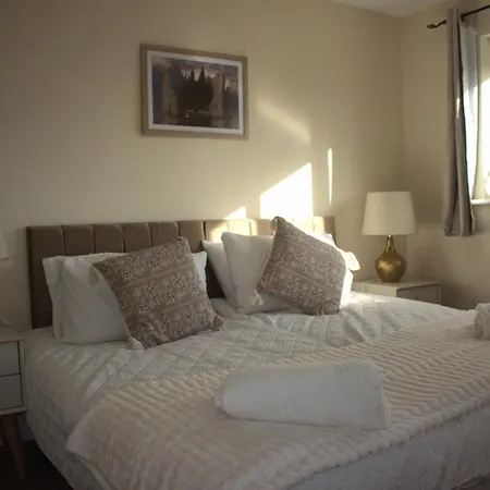 Manchester Stay Hub - 2Br With Free Parking, Near Airport & Attractions *