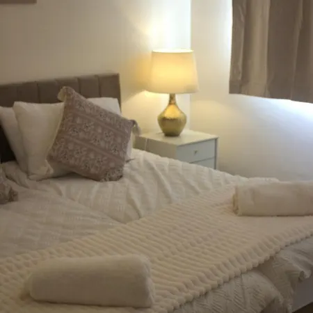 Manchester Stay Hub - 2Br With Free Parking, Near Airport & Attractions