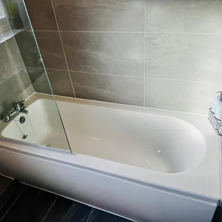 Manchester Stay Hub - 2Br With Free Parking, Near Airport & Attractions Holiday home