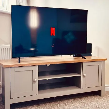 Manchester Stay Hub - 2Br With Free Parking, Near Airport & Attractions
