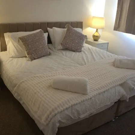 Manchester Stay Hub - 2Br With Free Parking, Near Airport & Attractions