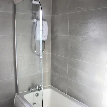 Manchester Stay Hub - 2Br With Free Parking, Near Airport & Attractions