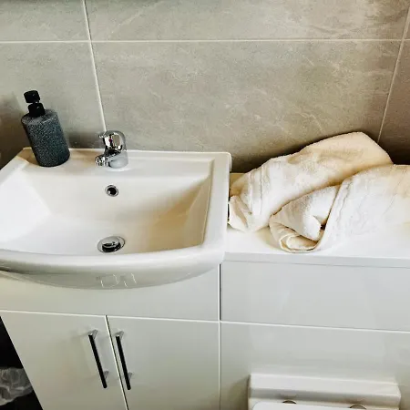 Manchester Stay Hub - 2Br With Free Parking, Near Airport & Attractions Manchester