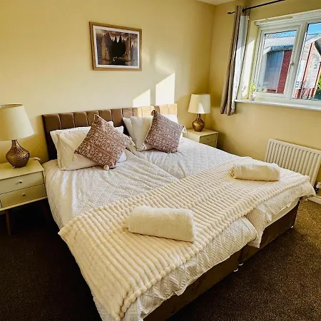 Manchester Stay Hub - 2Br With Free Parking, Near Airport & Attractions Holiday home *