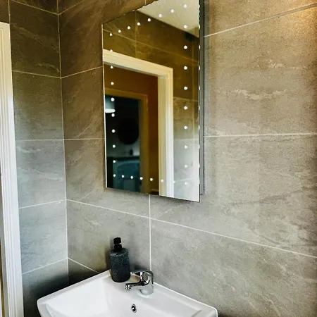 Hub - 2br With Free Parking, Near Airport & Attractions *