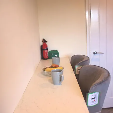 Manchester Stay Hub - 2Br With Free Parking, Near Airport & Attractions Holiday home Manchester