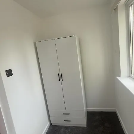 Spacious 4 Bedroom Townhouse With Gated Parking Holiday home Manchester