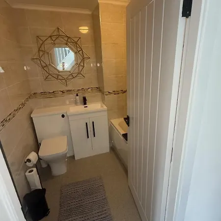 Spacious 4 Bedroom Townhouse With Gated Parking Holiday home Manchester