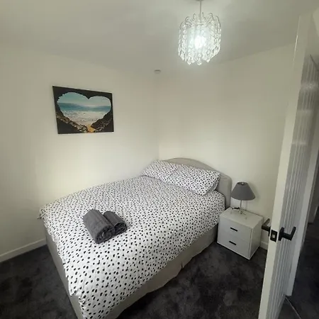 Spacious 4 Bedroom Townhouse With Gated Parking * Manchester