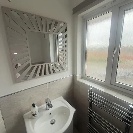 Nyaraló Spacious 4 Bedroom Townhouse With Gated Parking