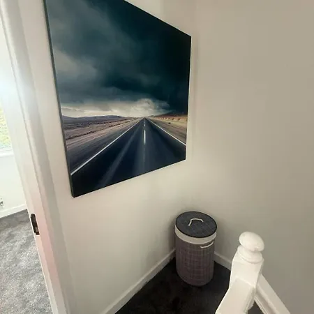Spacious 4 Bedroom Townhouse With Gated Parking *