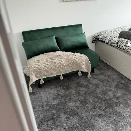 Holiday home Spacious 4 Bedroom Townhouse With Gated Parking