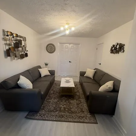 Nyaraló Spacious 4 Bedroom Townhouse With Gated Parking