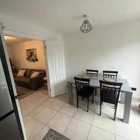 Spacious 4 Bedroom Townhouse With Gated Parking * Manchester