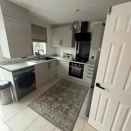 Spacious 4 Bedroom Townhouse With Gated Parking Manchester