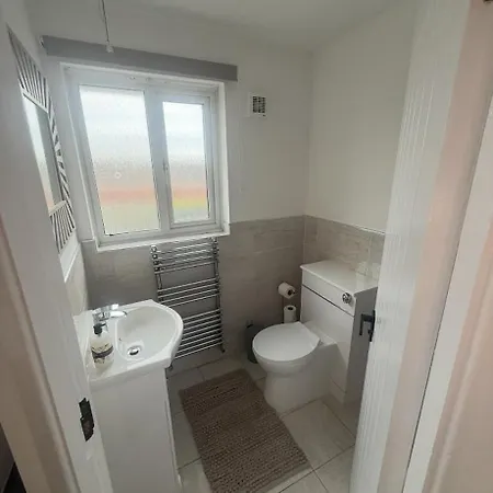 Spacious 4 Bedroom Townhouse With Gated Parking Holiday home Manchester