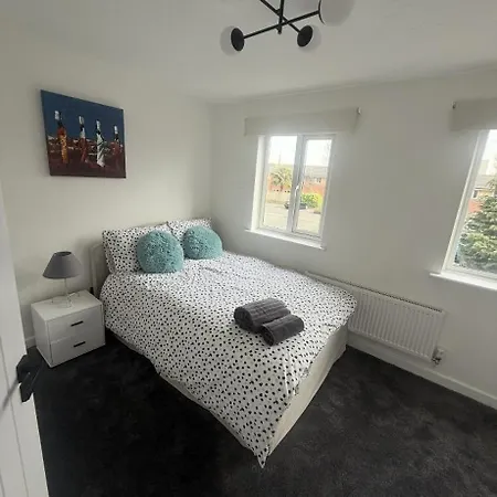 Holiday home Spacious 4 Bedroom Townhouse With Gated Parking