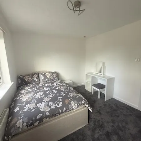 Holiday home Spacious 4 Bedroom Townhouse With Gated Parking Manchester