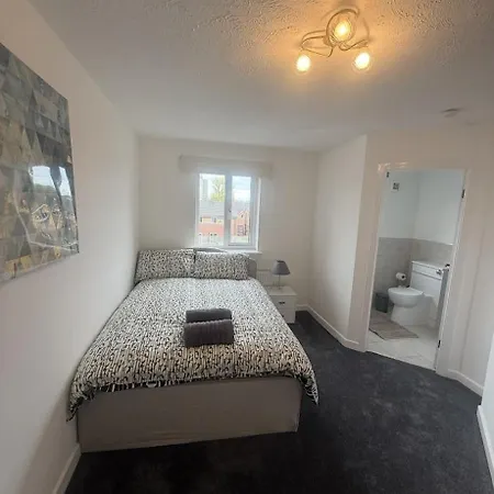 Holiday home Spacious 4 Bedroom Townhouse With Gated Parking