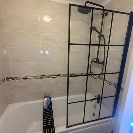 Nyaraló Spacious 4 Bedroom Townhouse With Gated Parking Manchester