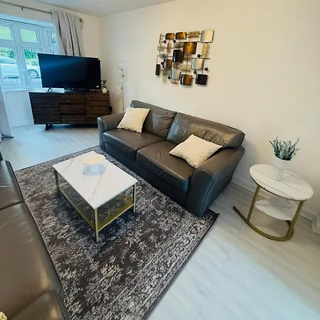 Holiday home Spacious 4 Bedroom Townhouse With Gated Parking *