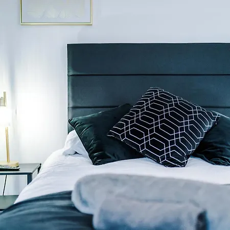 Large 4 Bed House Sleeps 8 By Host A * מנצ'סטר