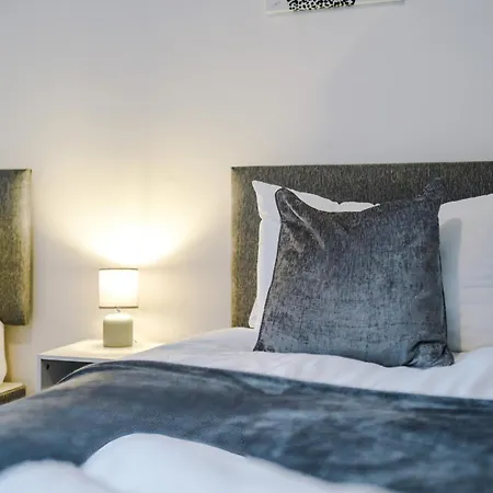 Large 4 Bed House Sleeps 8 By Host A *