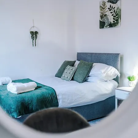 Large 4 Bed House Sleeps 8 By Host A
