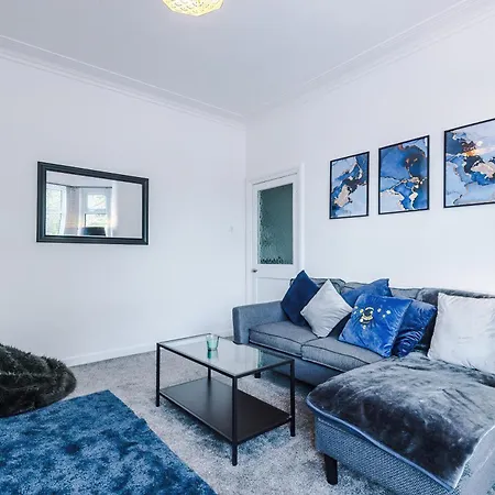 בית נופש Large 4 Bed House Sleeps 8 By Host A *