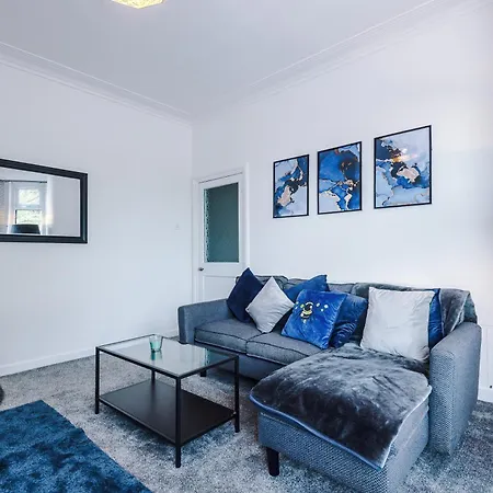 בית נופש Large 4 Bed House Sleeps 8 By Host A מנצ'סטר