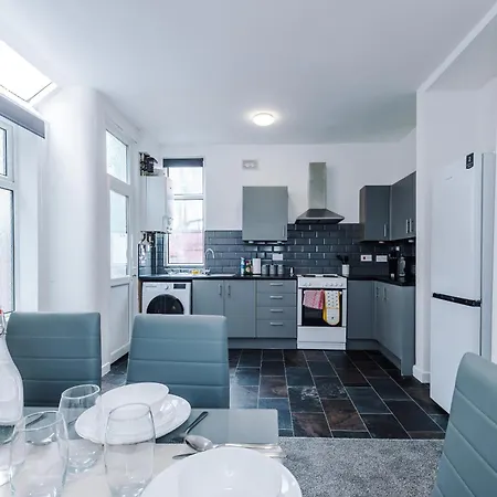 Large 4 Bed House Sleeps 8 By Host A Mánchester
