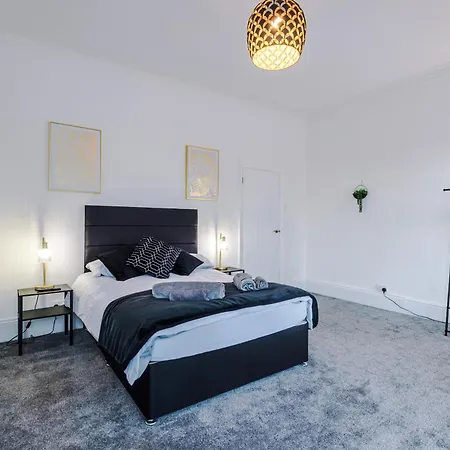 Large 4 Bed House Sleeps 8 By Host A * Mánchester