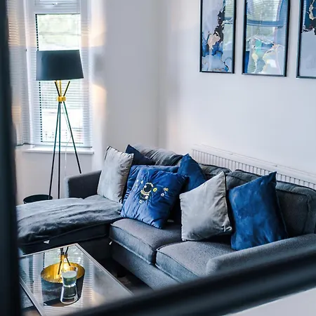 Large 4 Bed House Sleeps 8 By Host A