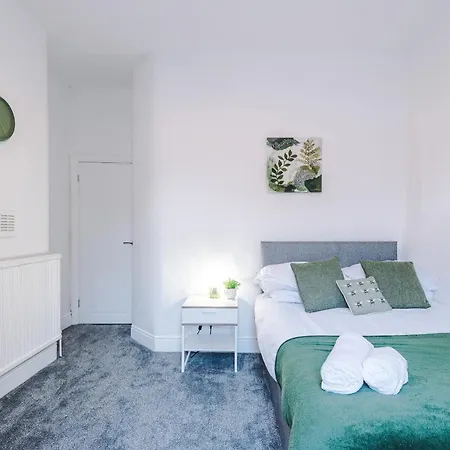 Large 4 Bed House Sleeps 8 By Host A Сasa de vacaciones