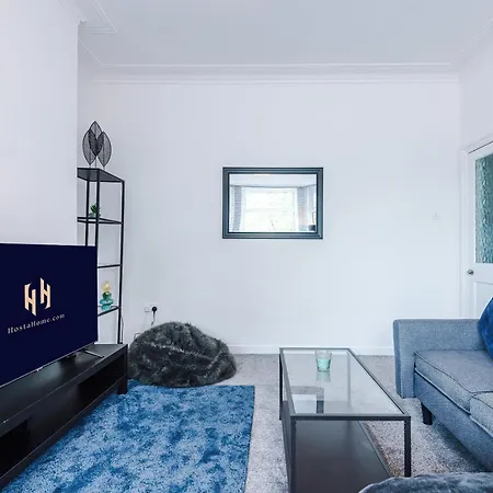 Large 4 Bed House Sleeps 8 By Host A Сasa de vacaciones *