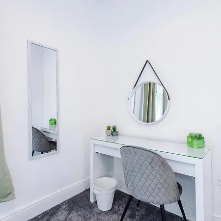 Large 4 Bed House Sleeps 8 By Host A *