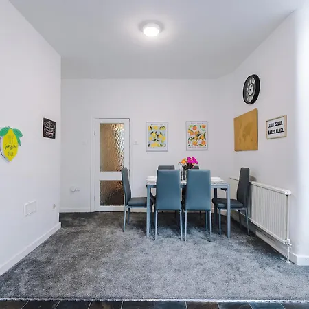 Large 4 Bed House Sleeps 8 By Host A * Mánchester